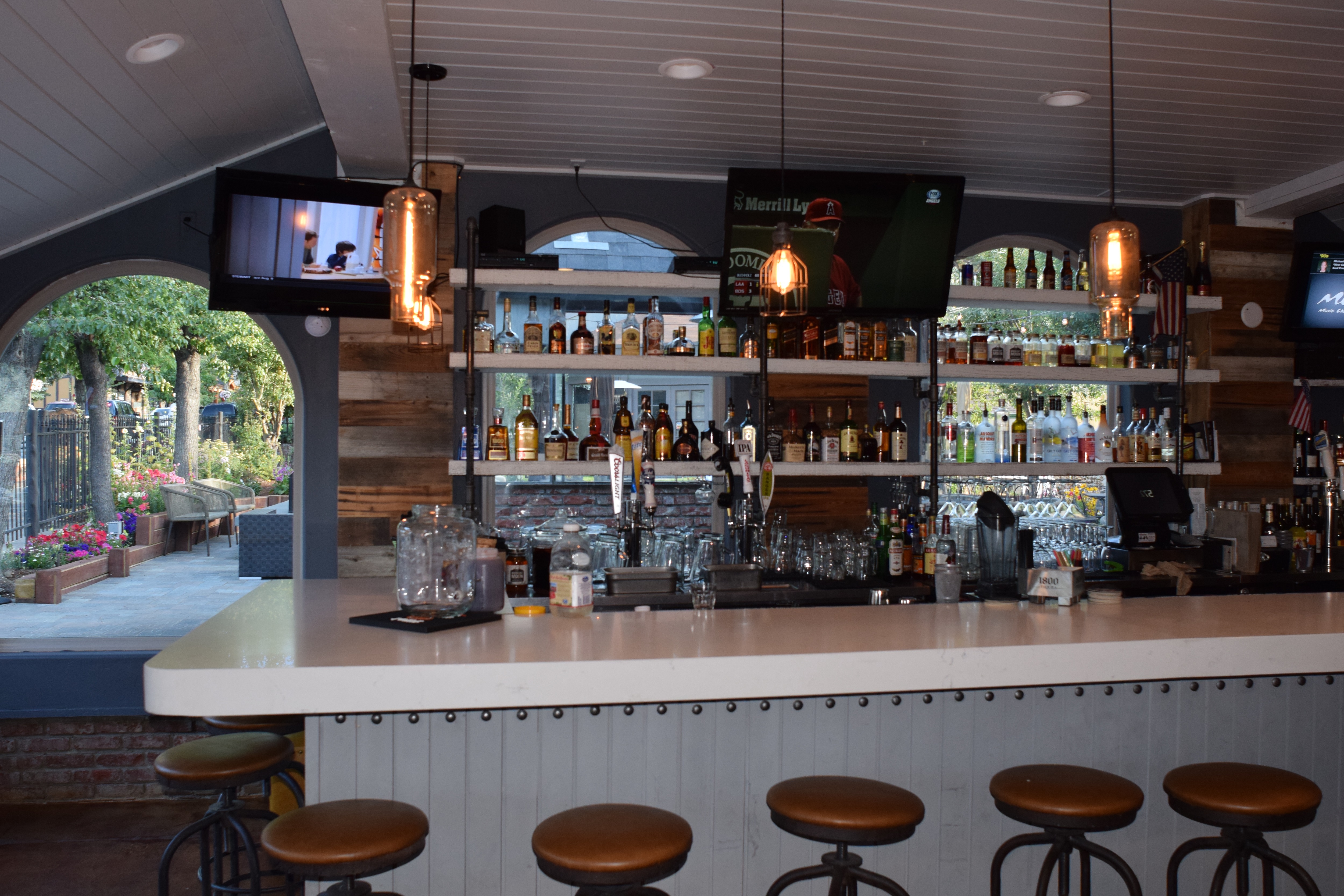 572 Social Kitchen and Lounge in Big Bear