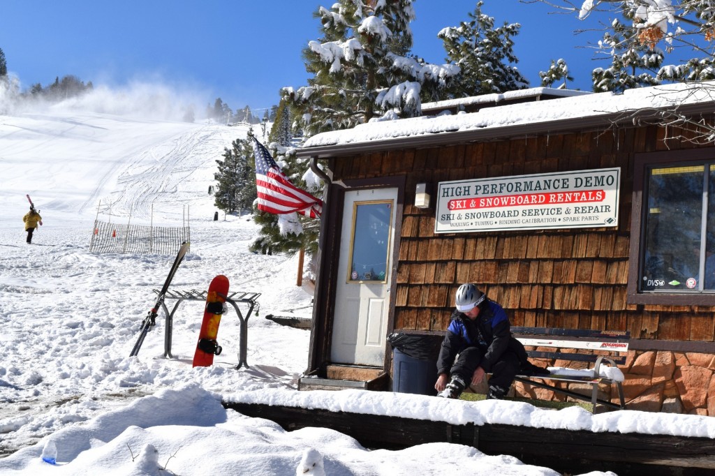 man puting on ski