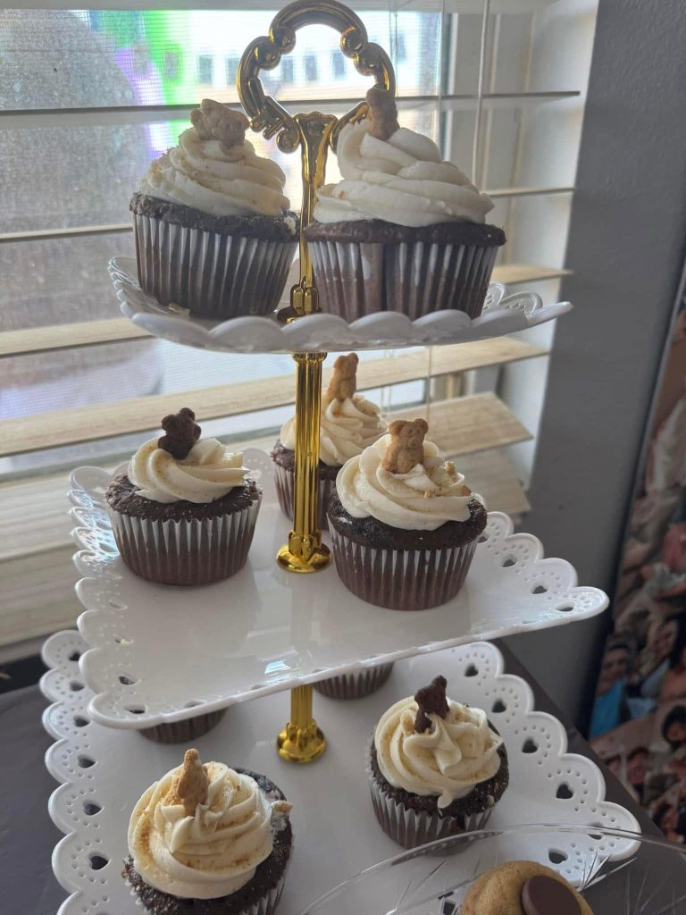 Freshly baked cupcakes topped with creamy frosting and teddy bear decorations by Mi Familia Cocina.