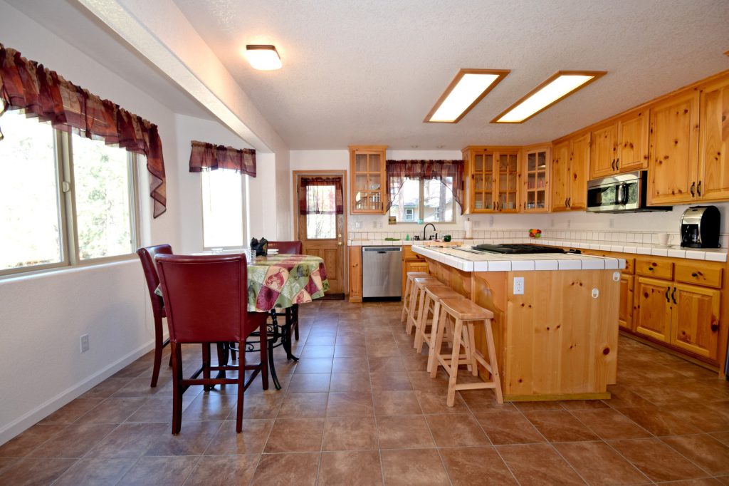 Forest Hollow Big Bear dining area before remodel with mixed seating