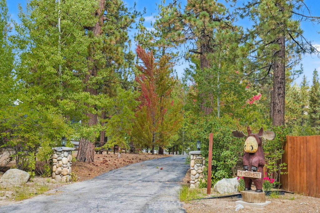 The Hidden Estate Big bear Luxury rental by Destination Big Bear driveway in fall