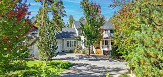 The Hidden Estate cabin rental in Big Bear California exterior hidden in the pine trees on a beautiful fall day.