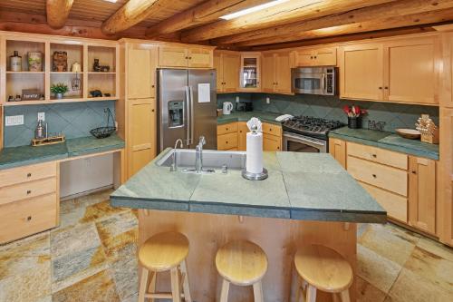 Big Bear Cabin - AdventureLodge - 0002