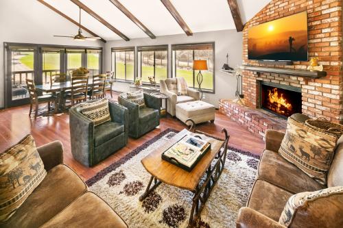 Big Bear Cabin - AttheBase - 0001