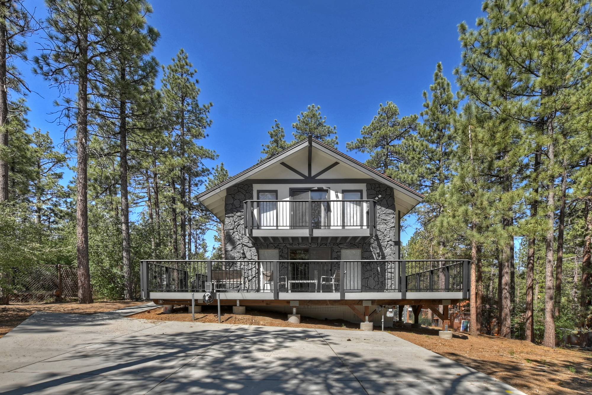 Big Bear Cabin - BearfootDen - 0001