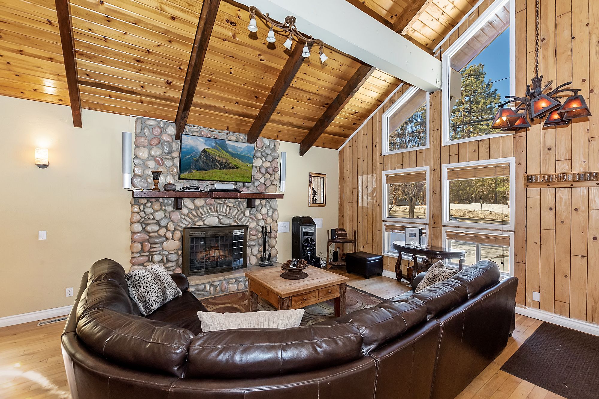 Big Bear Cabin - CozyCastle - 0001