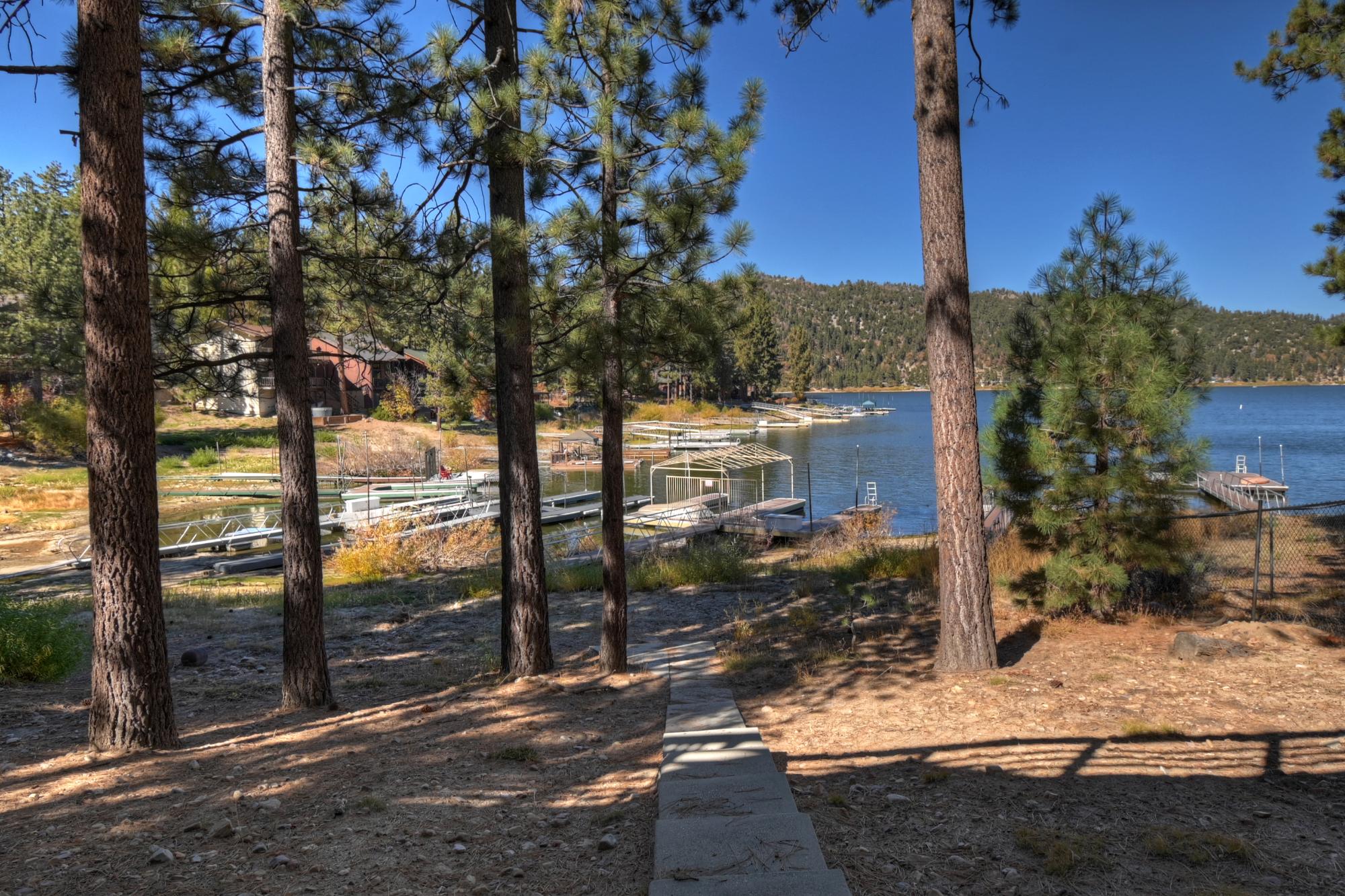Big Bear Cabin - Cozy Lakefront - 28